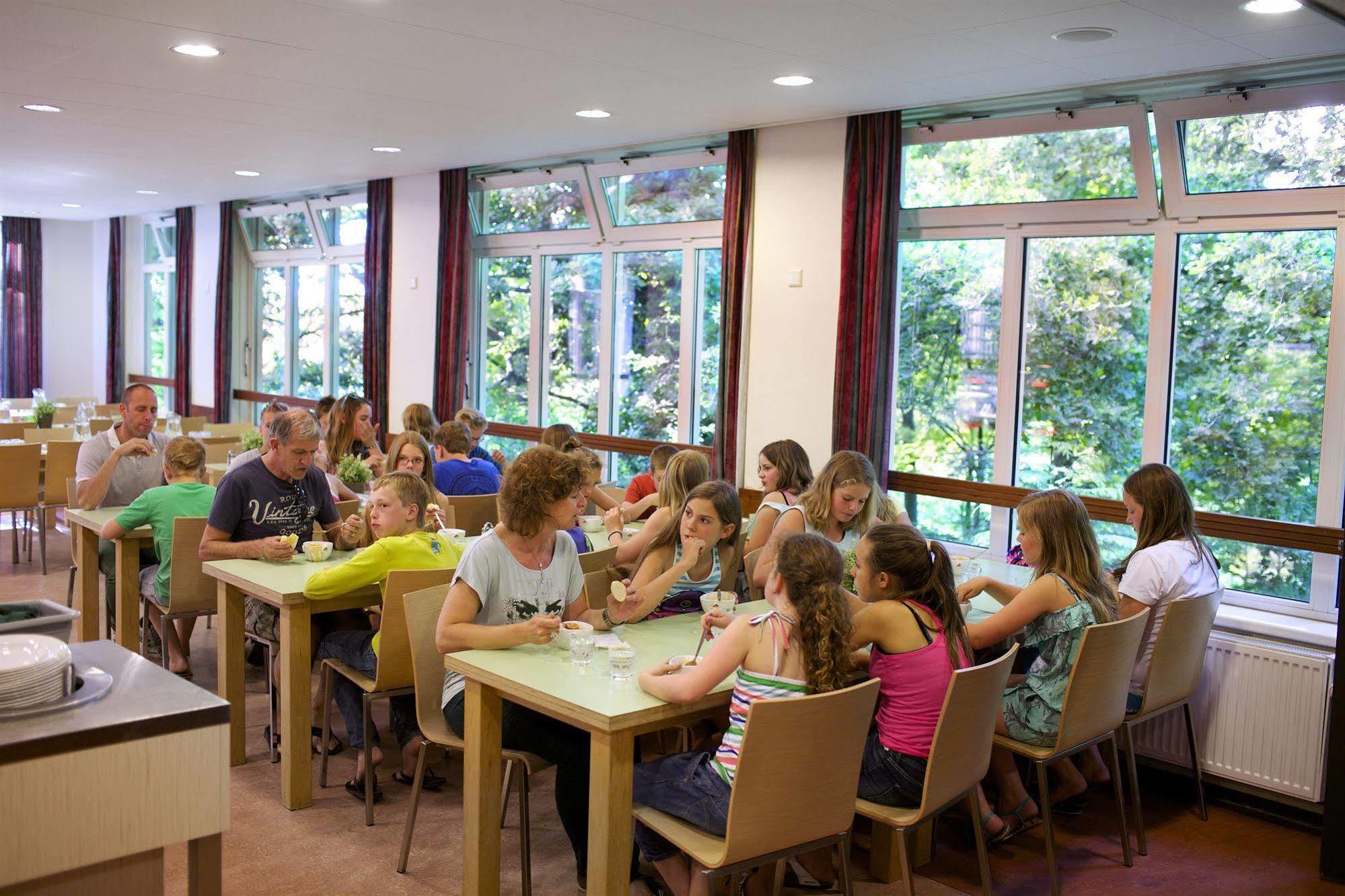 Stayokay Hostel Arnhem Bagian luar foto